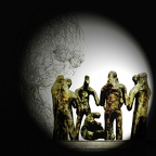 Dorsch Walter · „Die Rechtschaffenen“ · Bronzefiguren, Drahtkopf, nachbearbeitete Photographie auf Aludibond