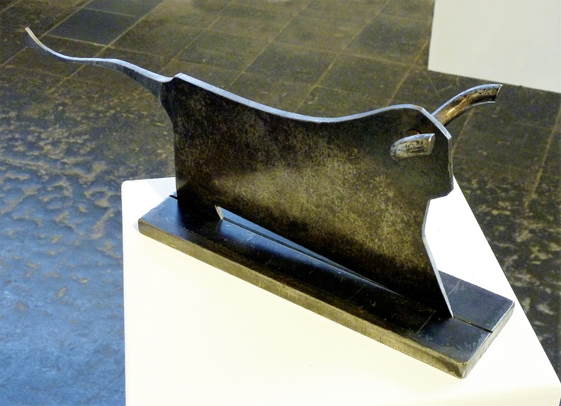 Jaensch Uwe · 02 · „Stier“ · Eisen - Schlachterbeil zugeschnitten und geschliffen · 34 x 8 x 20 cm · 2012.jpg