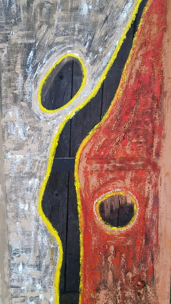 Rosa Parz - Trope, Lehm, Rote Erde, Acryl auf Fliegengitter, 160 x 80 cm.jpg